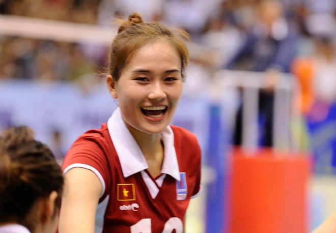 Nguyễn Linh Chi thu hút mọi ánh mắt ở nhà thi đấu tỉnh Bắc Ninh với nụ cười tươi và vẻ duyên dáng trời phú.