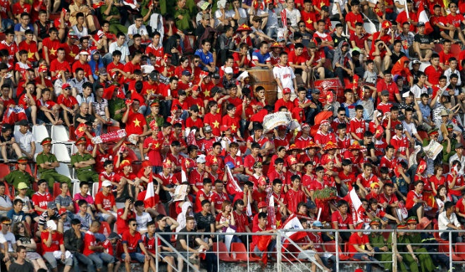 Sau trận đấu, một số khán giả đất Cảng nán lại sân phản ứng trọng tài. Đến 19h30, tổ trọng tài được lực lượng an ninh hộ tống an toàn về nơi ăn nghỉ.