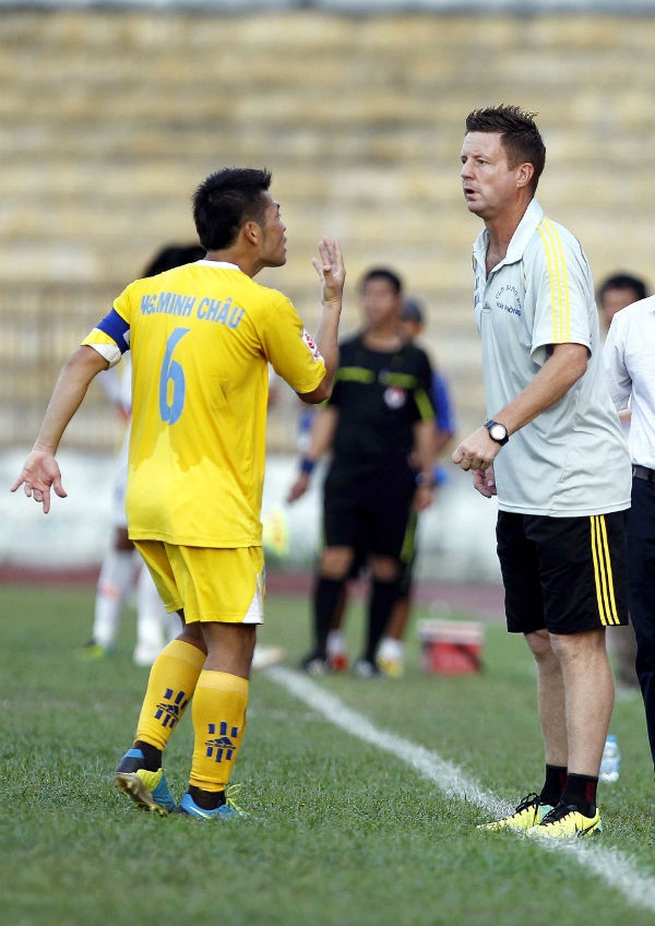 HLV Dylan Kerr cũng không hài lòng với cách điều hành của trọng tài và bỏ cuộc họp báo cuối trận.