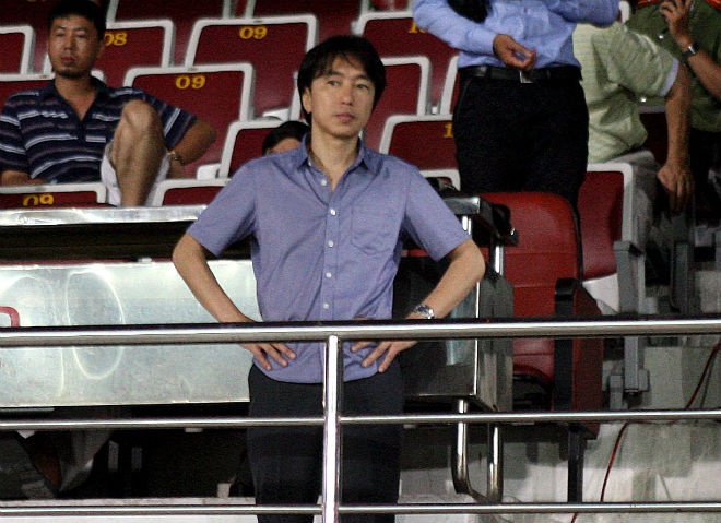 HLV trưởng tuyển Việt Nam Miura khá ngỡ ngàng với cách cầu thủ phản ứng trọng tài kiểu V.League.