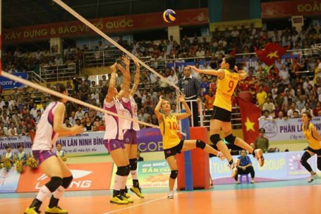 Một hình ảnh quen thuộc của Ngọc Hoa. Với những cú đánh ở tầm cao này, rào chắn của đối phương trở nên vô dụng.