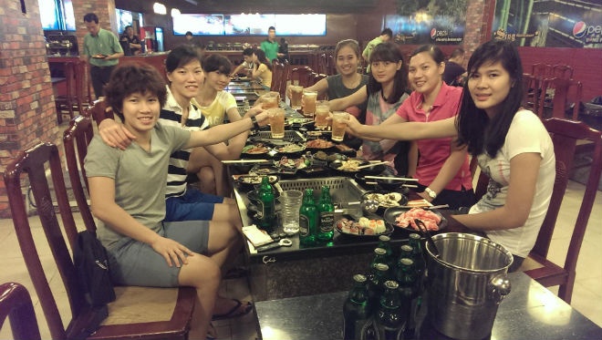 Giây phút ăn mừng của Ngọc Hoa cùng các đồng đội trẻ sau chiến thắng ở VTV Cup 2014.