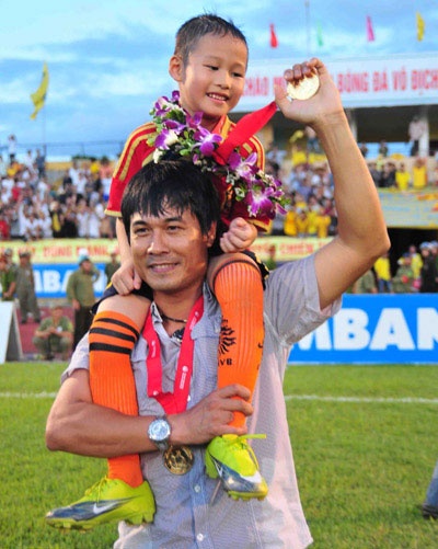 Dù bận rộn công việc đến đâu, Hữu Thắng luôn dành thời gian đưa các con đi học và coi đó là niềm hạnh phúc nhỏ nhoi của mình.