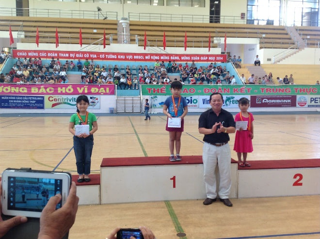 Con gái Mai Hiếu Linh (phải) của cặp Công Hiếu - Hồng Thủy giành HCB giải cờ U7 Đồng Tháp khi mới 5 tuổi.