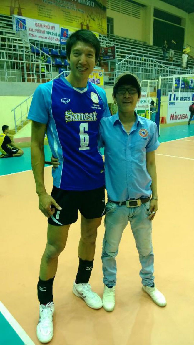 Ngô Văn Kiều chụp hình cùng người hâm mộ.