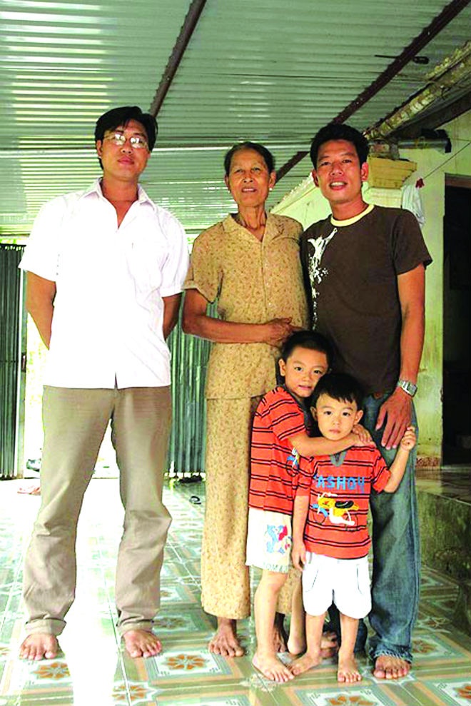 Bà Phạm Thị Cà chụp ảnh cùng con cháu.