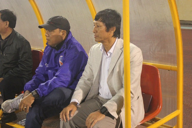 HLV Vũ Quang Bảo (phải) sẽ có màn đối đầu với SLNA cuối tuần này.