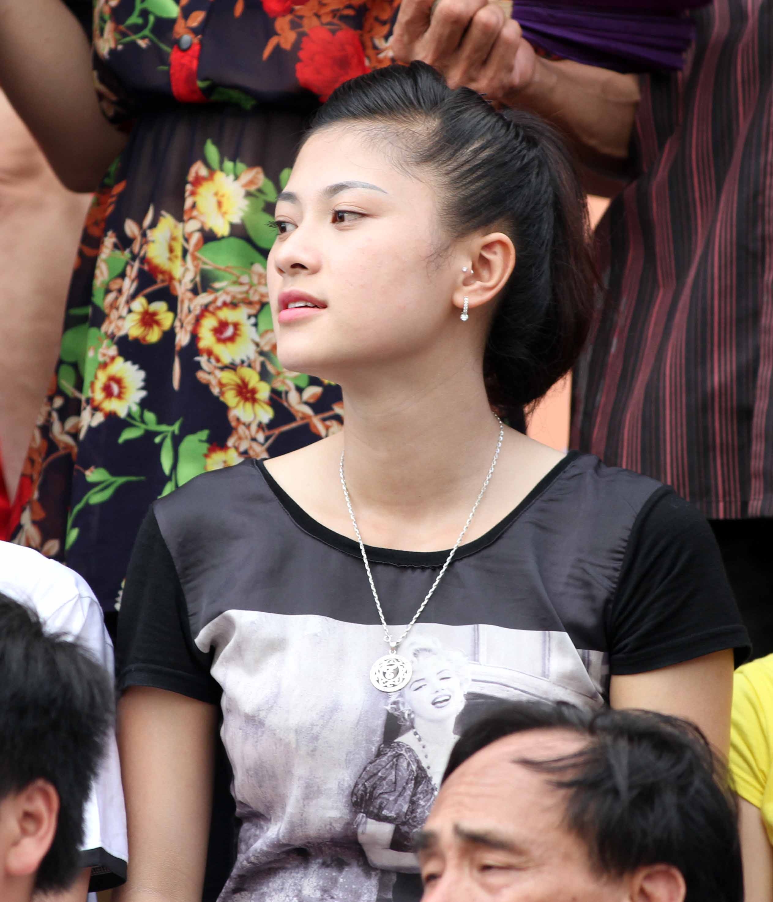 CDV nu xinh dep dot nong khan dai san Cam Pha hinh anh