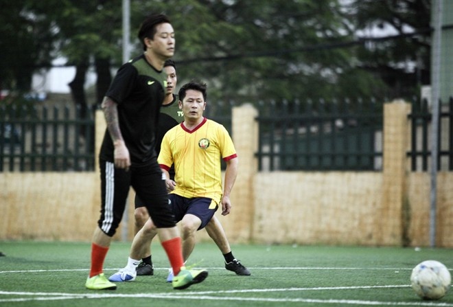 Bằng Kiều trong trận thua đội bóng của đàn em Tuấn Hưng hồi tháng 9 năm ngoái. Trận đó, Bằng Kiều mới từ Mỹ về vẫn còn mệt nhưng bị Tuấn Hưng “khích bác” ra đá luôn. Thế là… thua.