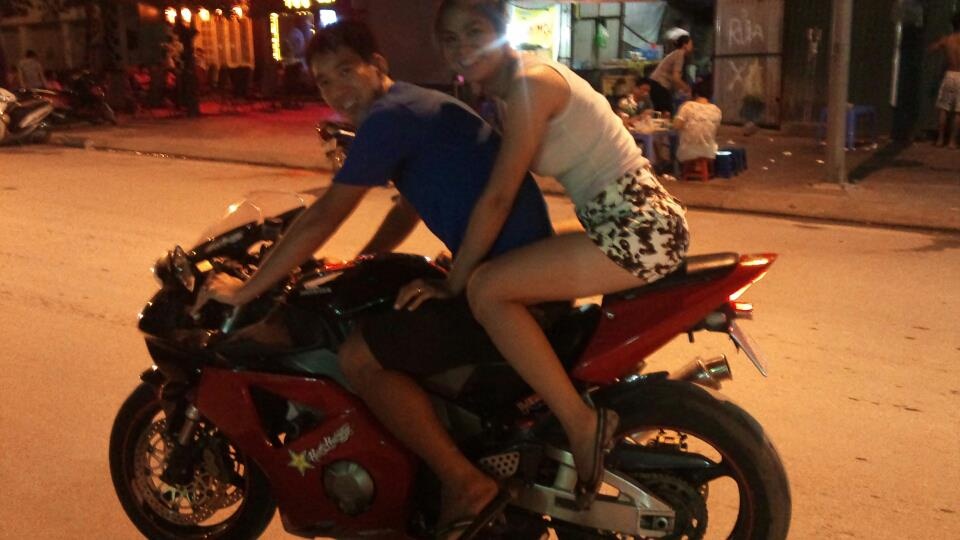 Hoa khoi bong chuyen Thu Trang me dua xe toc do hinh anh