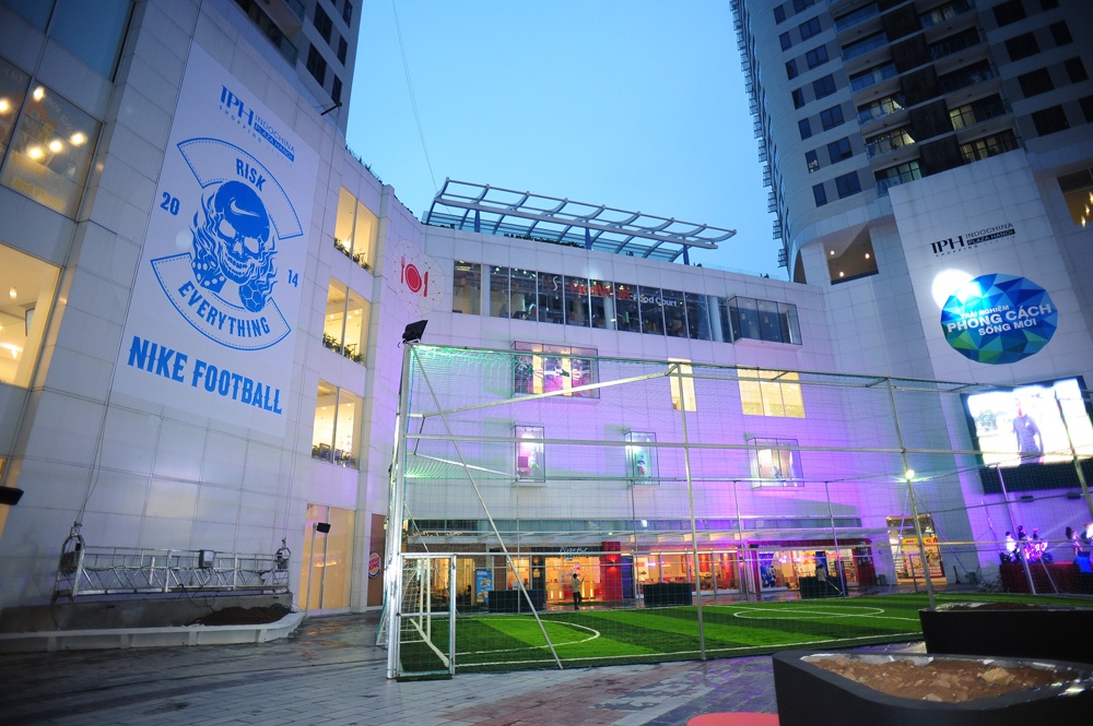 Ban tổ chức xây dựng sân bóng nhân tạo có lồng sắt và lưới chắn.