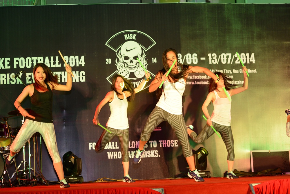 Màn biểu diễn sôi động của nhóm Elite Fitness.