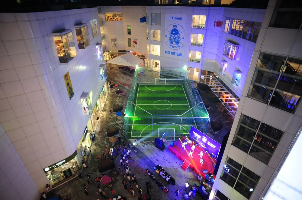 Các khách đến khu mua sắm này có thể xem trận đấu từ trên cao.