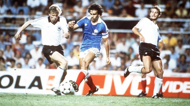 Thế hệ xuất sắc của Michel Platini từng 2 lần dừng bước trước sự thực dụng của người Đức ở bán kết World Cup.