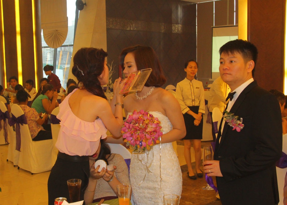 Van Quyen ngan ngo cho vo tut lai nhan sac hinh anh