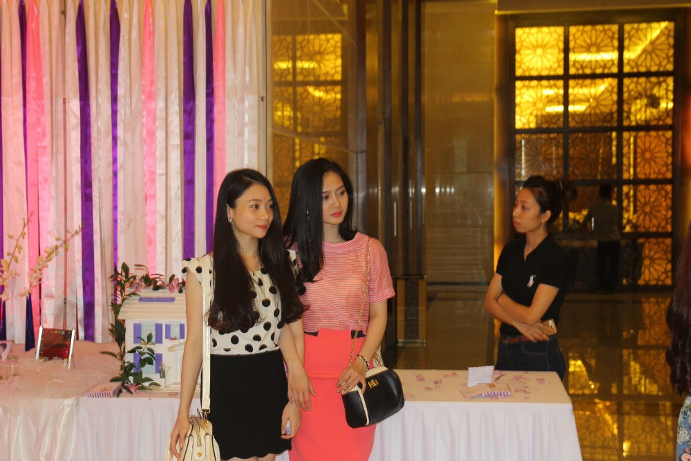 Em gái của Thanh Hằng (áo đỏ) cũng là hot girl nổi tiếng ở thành Vinh.