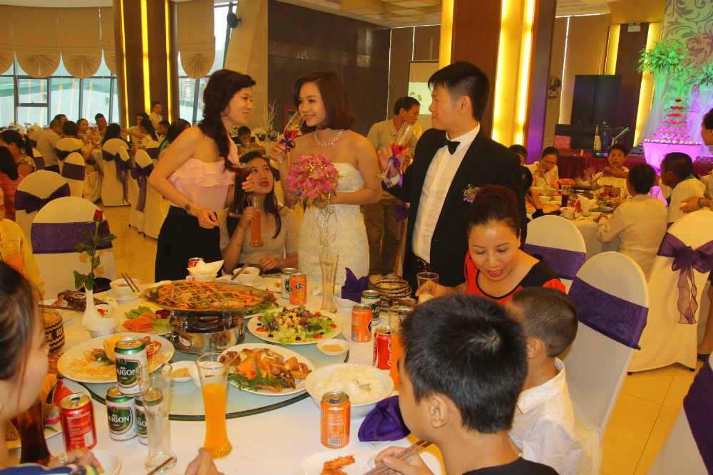 Cô dâu lấy lại sự tự tin sau khi trang điểm.