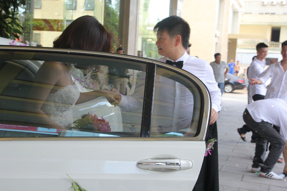 Ngay khi bước xuống xe, cô dâu, chú rể đã nhễ nhại mồ hôi vì trời quá nóng.
