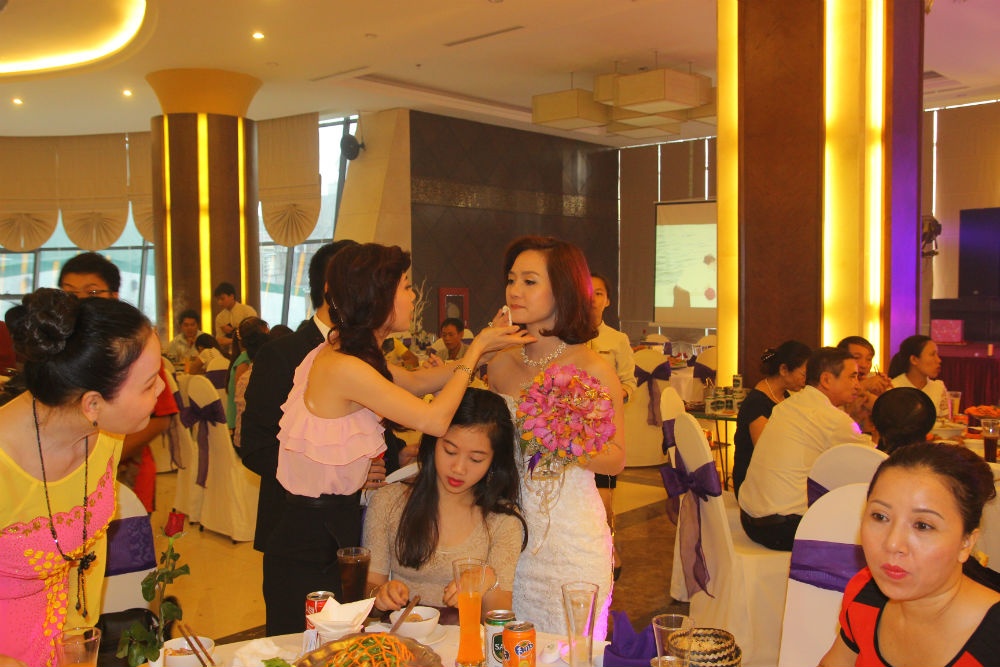 Cô dâu được thấm mồ hôi.