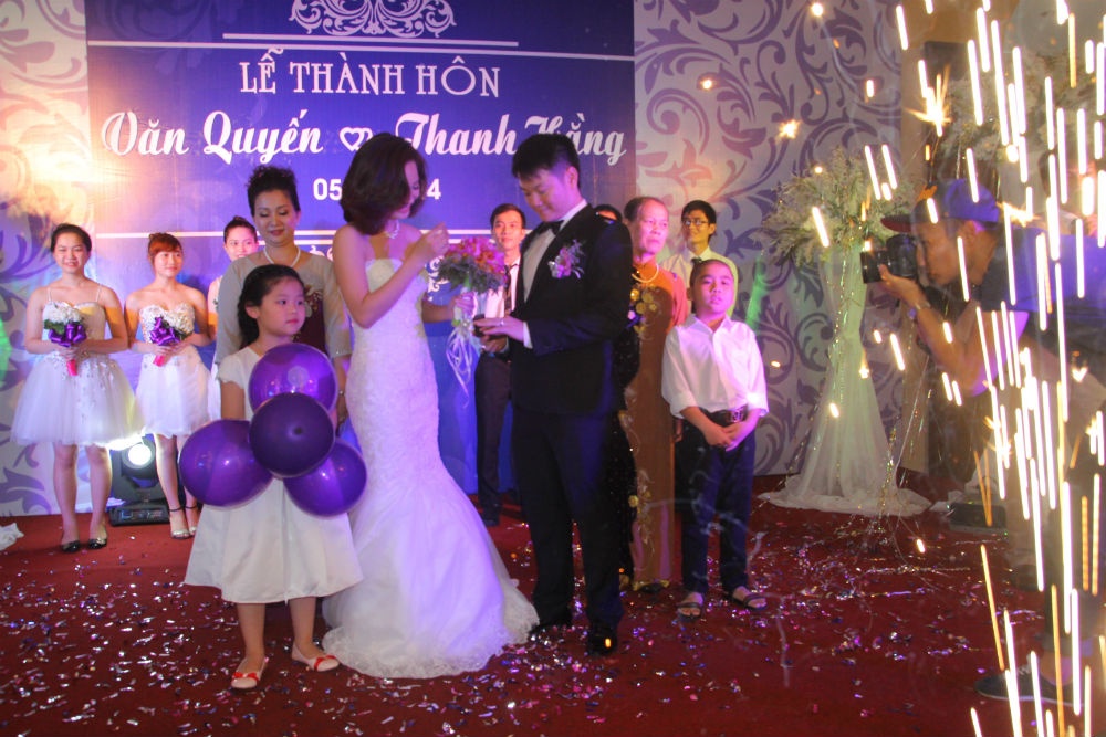 Quyến trao nhẫn cưới cho cô dâu xinh đẹp.