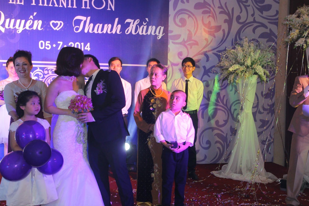 Một nụ hôn nồng thắm của Quyến dành cho cô dâu Thanh Hằng.