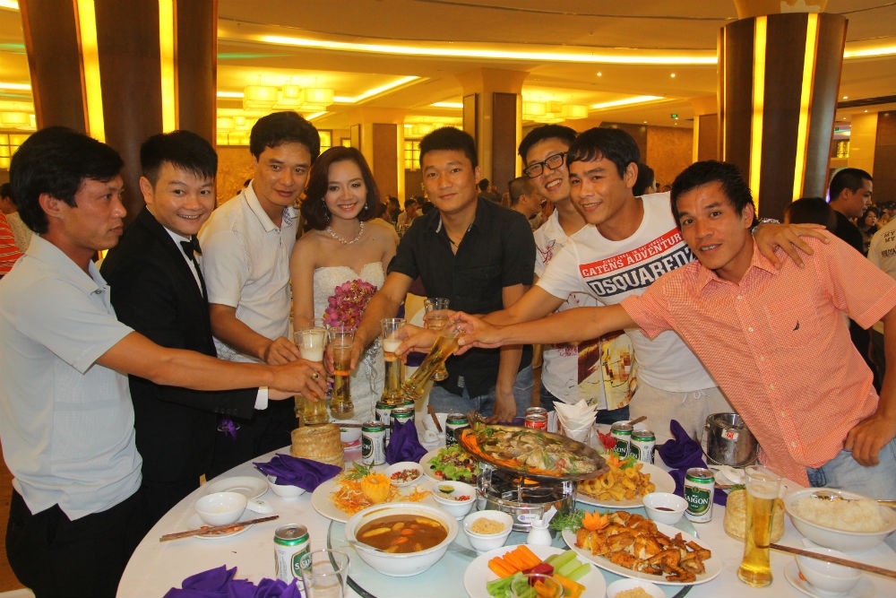 Đôi vợ chồng trẻ chia vui cùng bạn bè