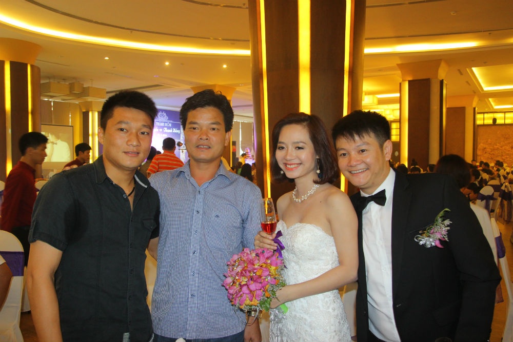 Đang bận việc trong TP.HCM nhưng HLV Nguyễn Văn Sỹ vẫn bay ra Nghệ An để chúc mừng cậu học trò