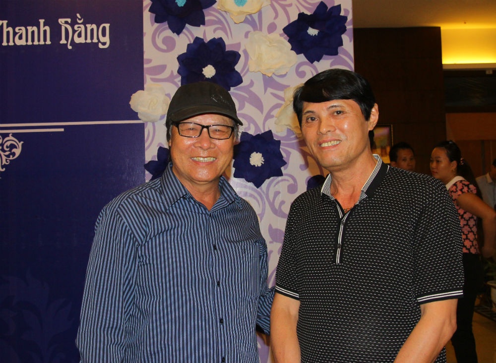 HLV Nguyễn Thành Vinh (trái) cũng đến chúc mừng Quyến trong ngày vui.