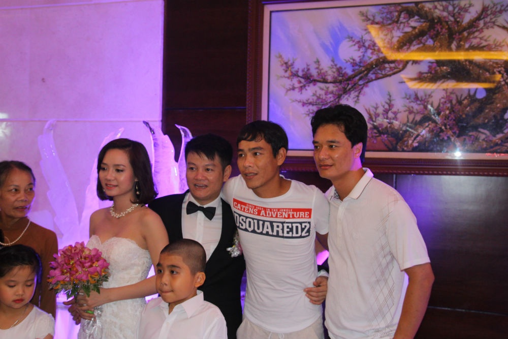 Tất nhiên, không thể thiếu người anh thân thiết là trung vệ Huy Hoàng.