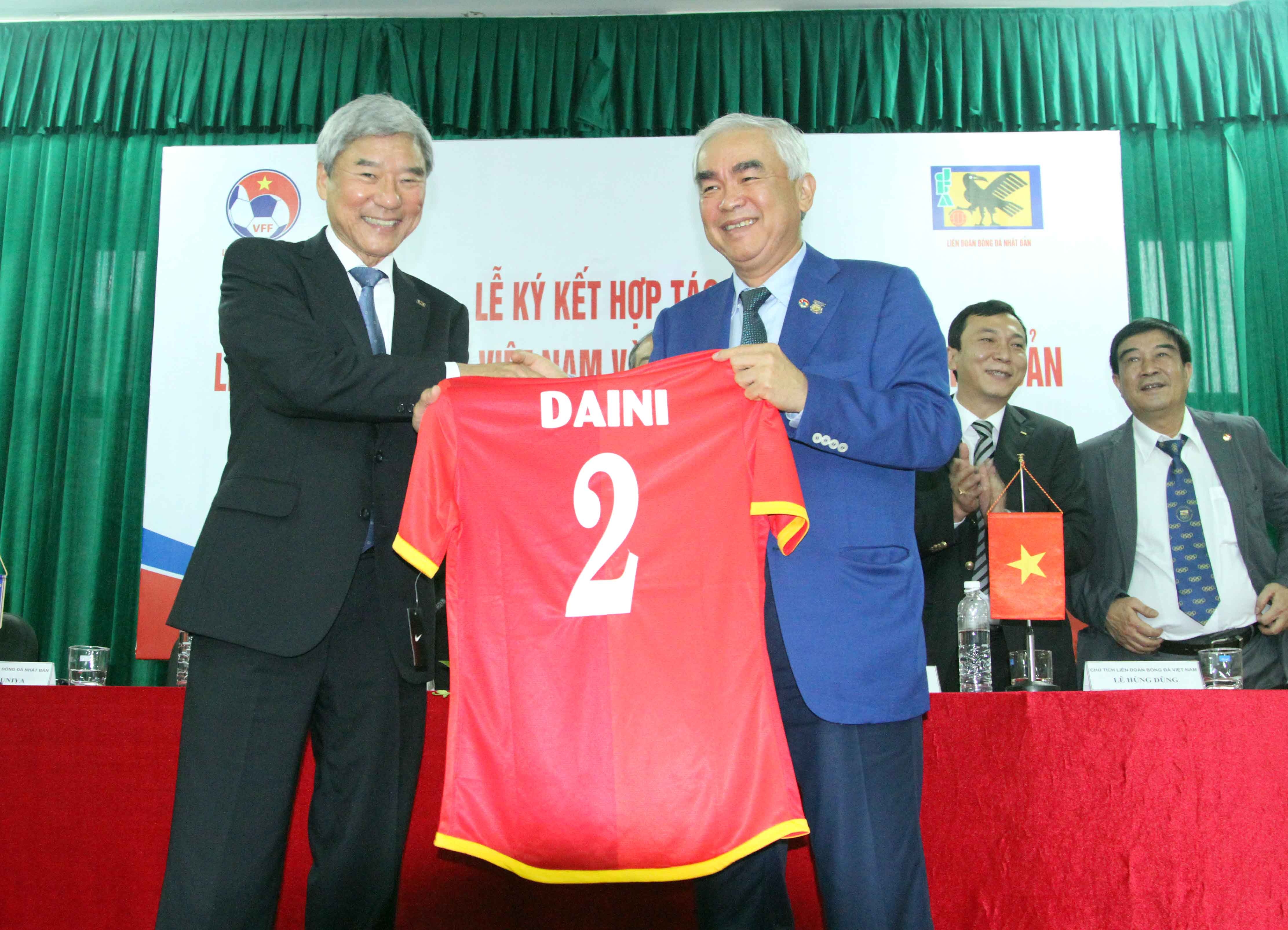 Nhat Ban gioi thieu 2 HLV cho doi bong da nu quoc gia hinh anh