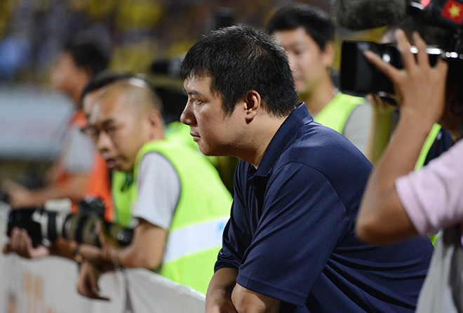 BLV Quang Huy đăm chiêu theo dõi trận đấu.