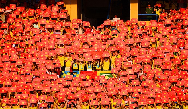 CDV Song Lam Nghe An nhuom do san Hang Day bang co To quoc hinh anh