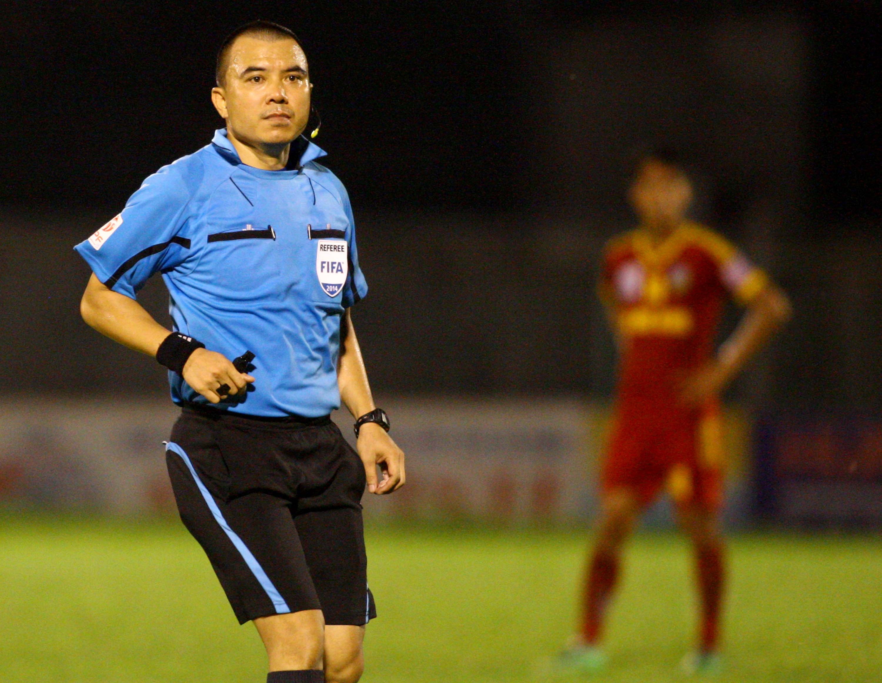 Điều khiển trận đấu là trọng tài FIFA Phùng Đình Dũng và trên khán đài có sự theo dõi của Trưởng BTC giải Tanaka Koji.