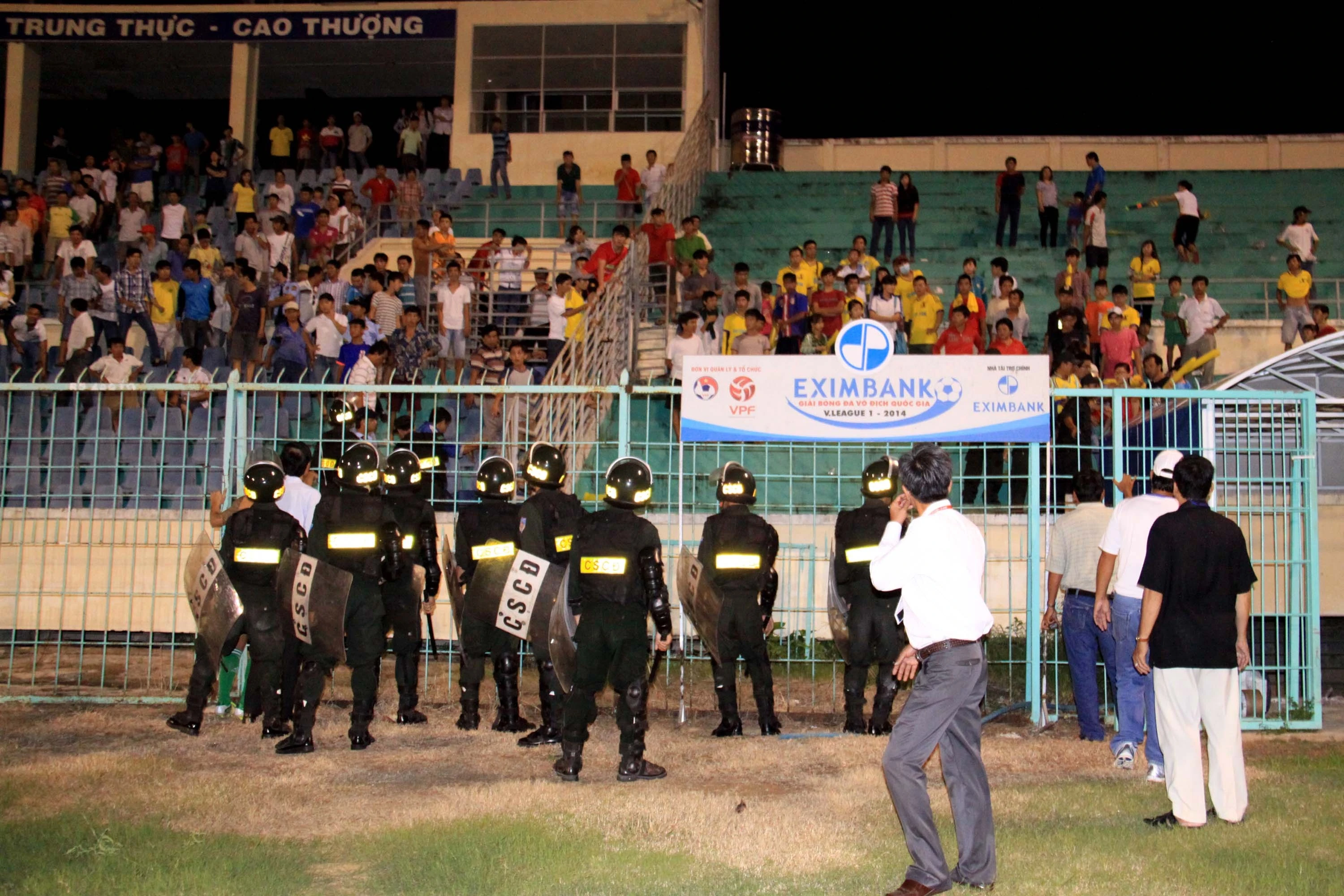 Gần nửa tiếng sau khi trận đấu kết thúc, ông Âu Xuân Đôn - Phó GĐ Sở Văn hóa Thể thao & Du lịch tỉnh An Giang, Trưởng BTC sân điều động xe chở đội bóng vào trong sân. Đội Than Quảng Ninh được lực lượng cảnh sát cơ động bảo vệ, hộ tống về khách sạn an toàn. Sau đó, tổ trọng tài cũng được bảo vệ an toàn về đến khách sạn.