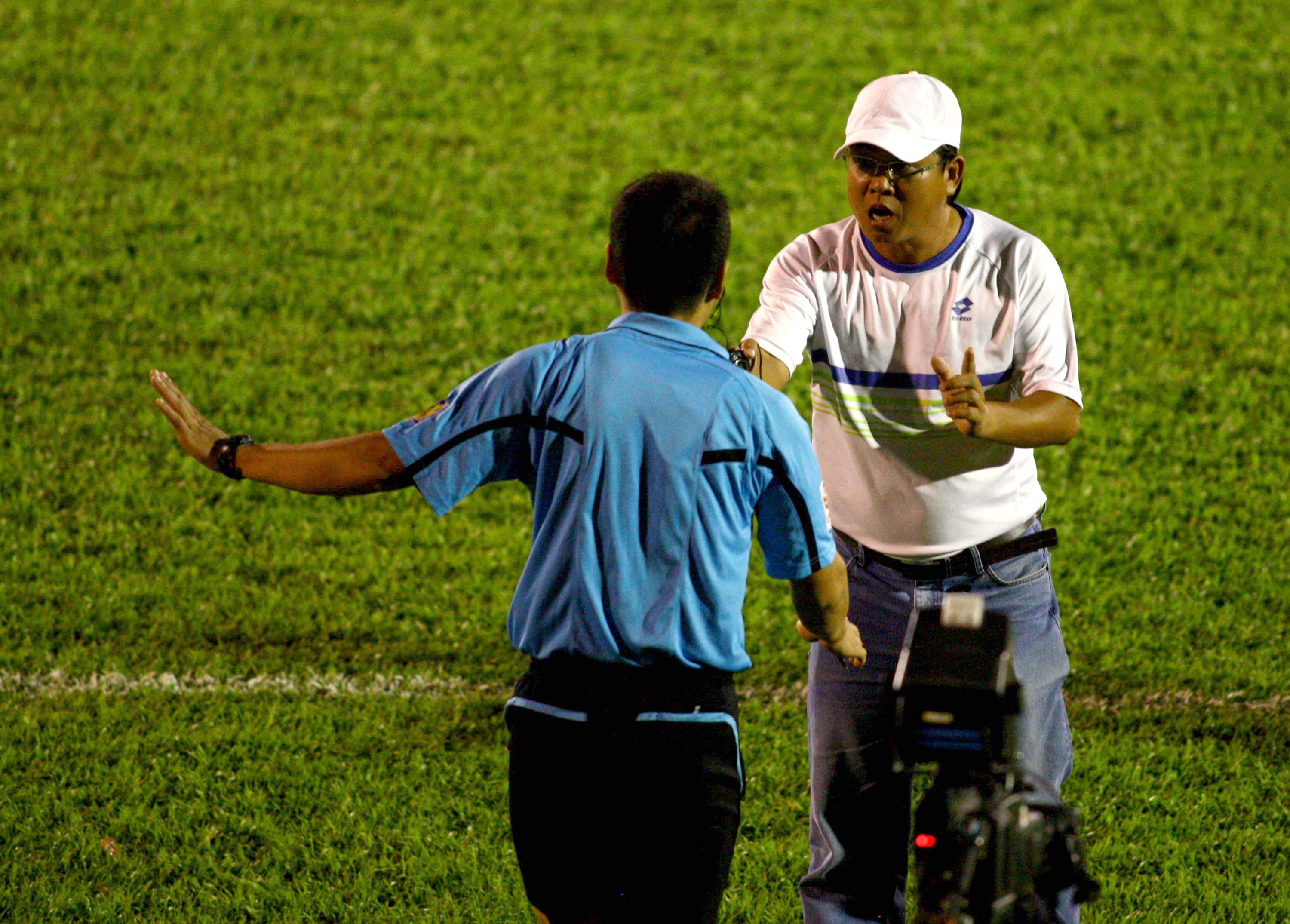 An Giang ghi được bàn thắng trước trong hiệp 1 do công của Patiyo nhưng lại bị đuổi tiền đạo Felix sau tấm thẻ vàng thứ hai ở phút 37. HLV Nhan Thiện Nhân liên tục phản ứng với các quyết định của trọng tài. Khán giả An Giang cũng rất bất bình với ông Phùng Đình Dũng. Nhờ lợi thế hơn người, Than Quảng Ninh nhan chóng lội ngược dòng nhờ 2 bàn thắng của Uche và Sunday.