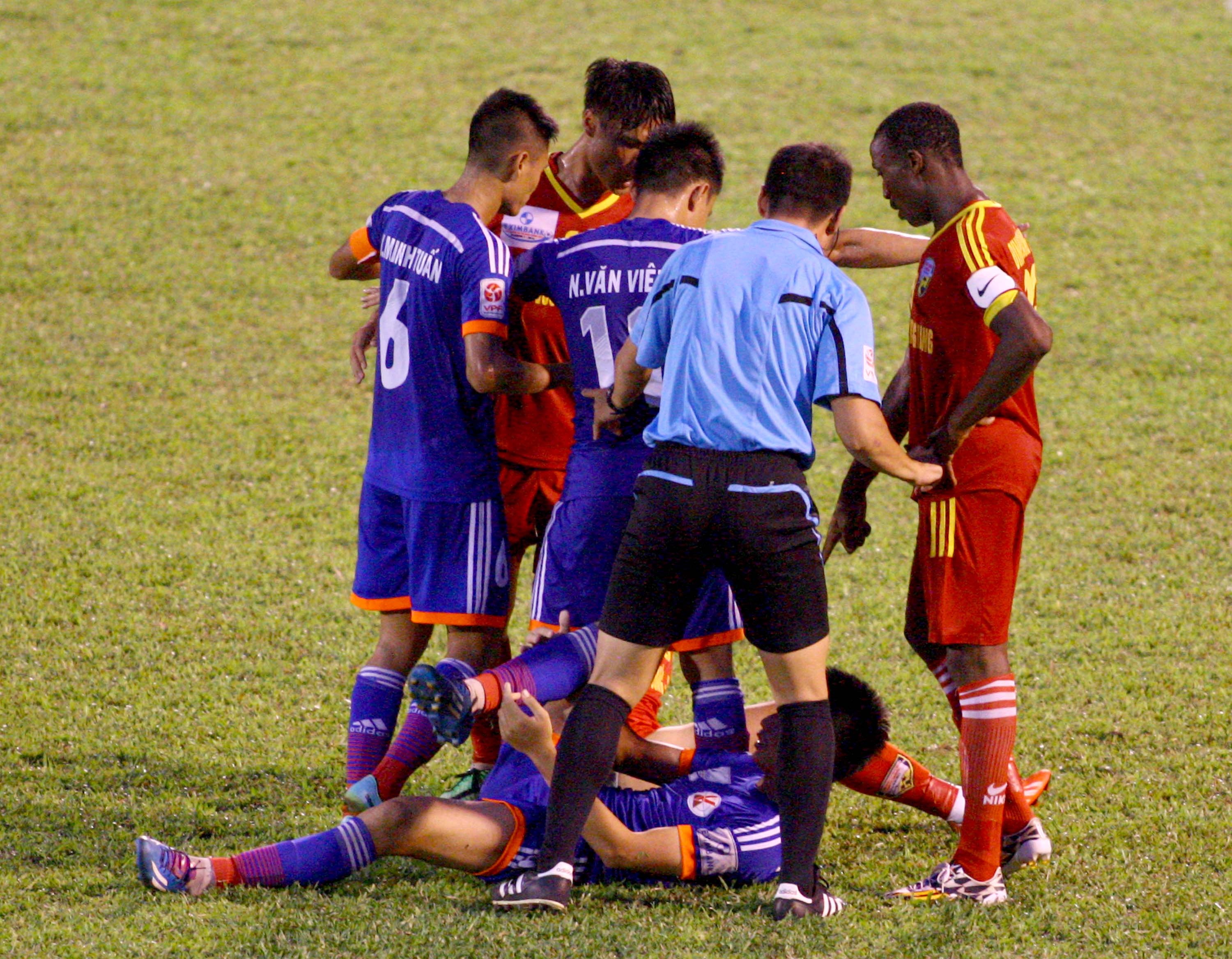 Trợ lý trọng tài Đinh Văn Dũng chạy vào sân trước khi trọng tài chính Phùng Đình Dũng cho dừng trận đấu để phạt thẻ đỏ cả hai cầu thủ gây chuyện.