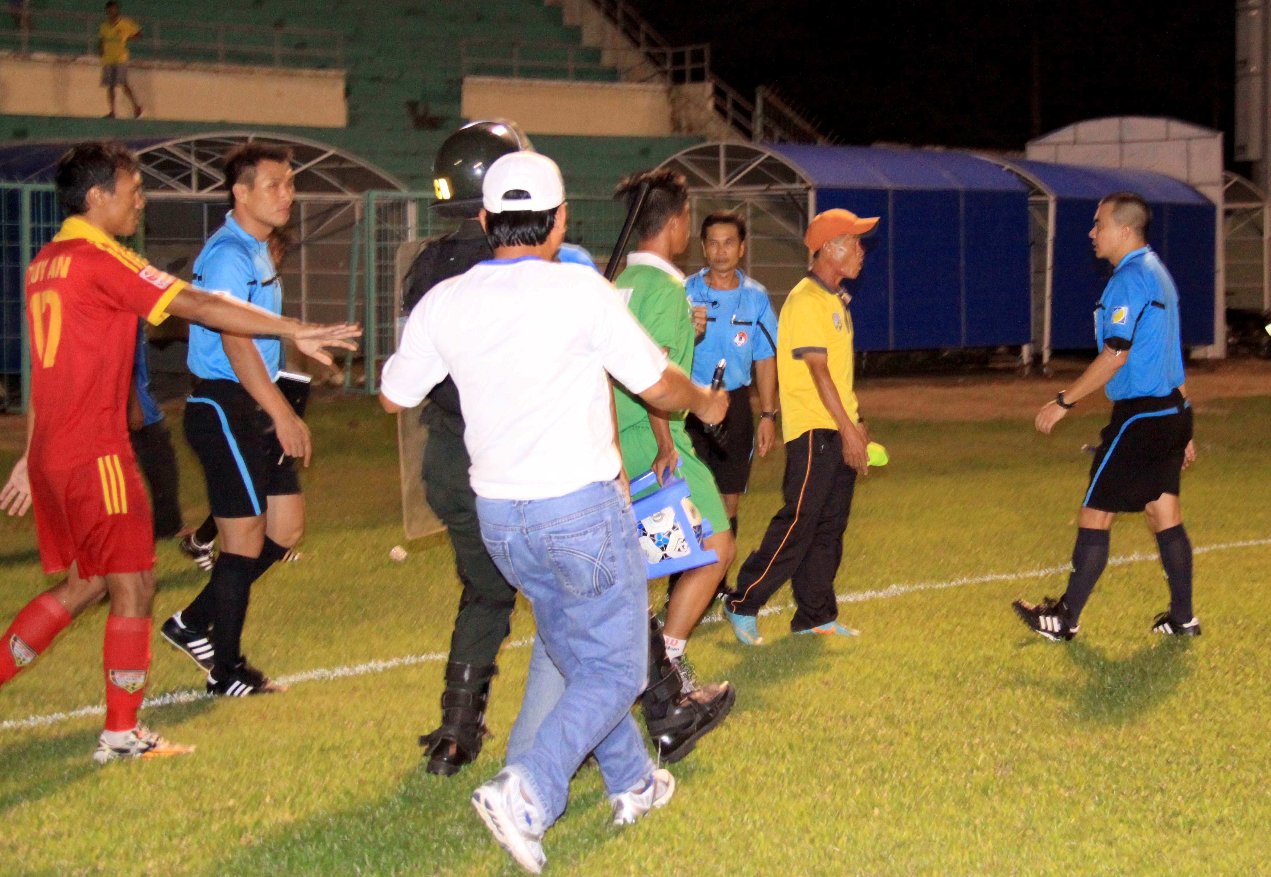 Không hài lòng với cách điều hành của trọng tài, một nhân viên sân Long Xuyên lao vào định hành hung vua sân cỏ.