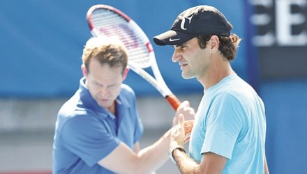 Federer va cu trai tay sap 'tuyet chung' hinh anh