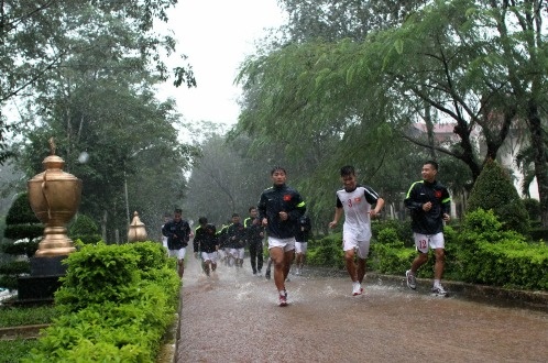 Các cầu thủ U19 VN tập thể lực dưới trời mưa trước khi sang Brunei. Ảnh: S.H.