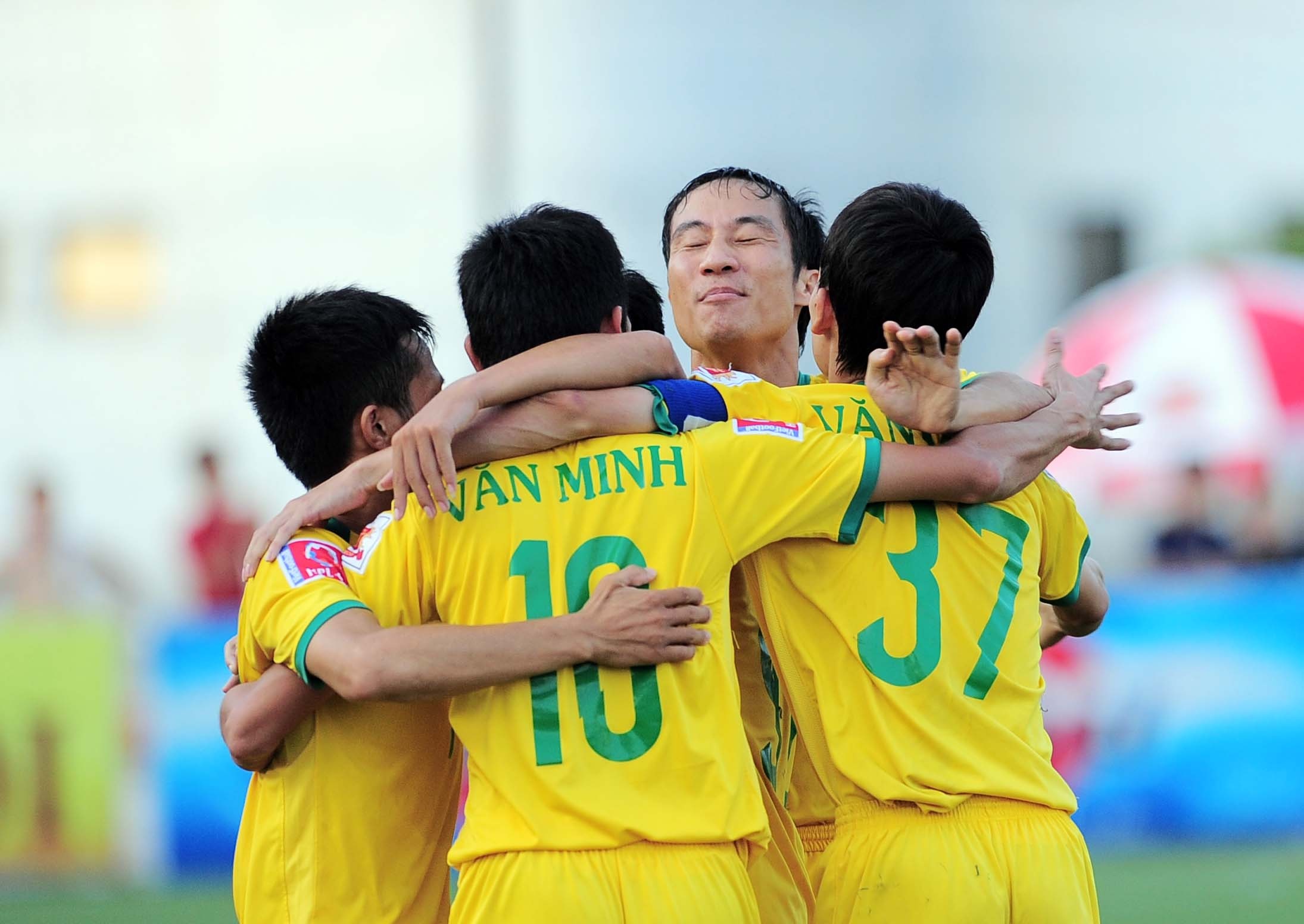 Nổi bật trên sân là cựu tiền vệ đội tuyển quốc gia Lê Quốc Vượng trong màu áo đội Văn Minh. Ở giải này Vượng về đá trung vệ, một vị trí không mấy xa lạ với anh.