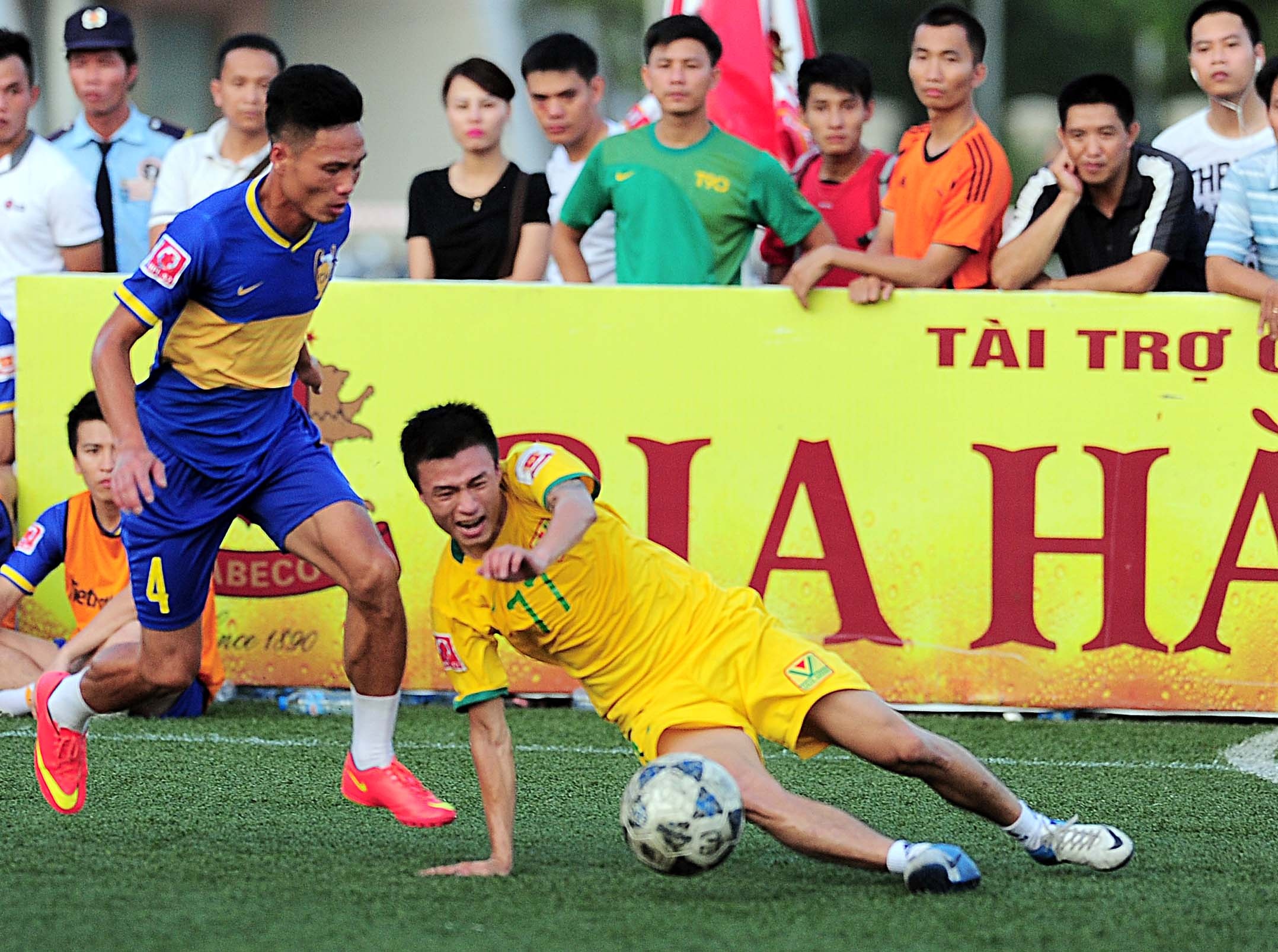 Bên dưới sân là những cuộc tranh tài sôi nổi, hấp dẫn và trung thực, điều mà sân bóng chuyên nghiệp chưa chắc có được.