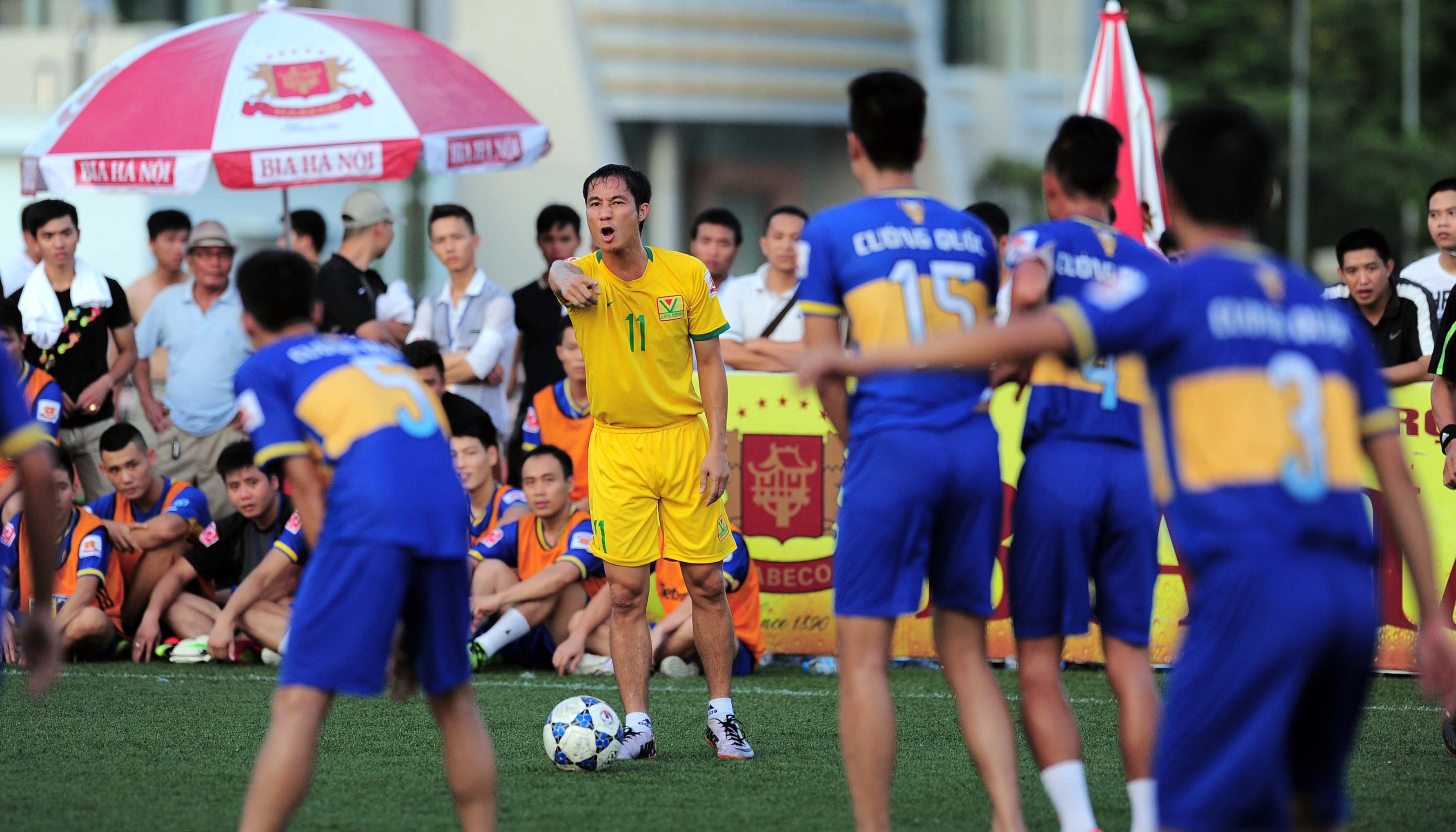 Quốc Vượng chỉ huy các đồng đội dồn ép đối thủ Cường Quốc.