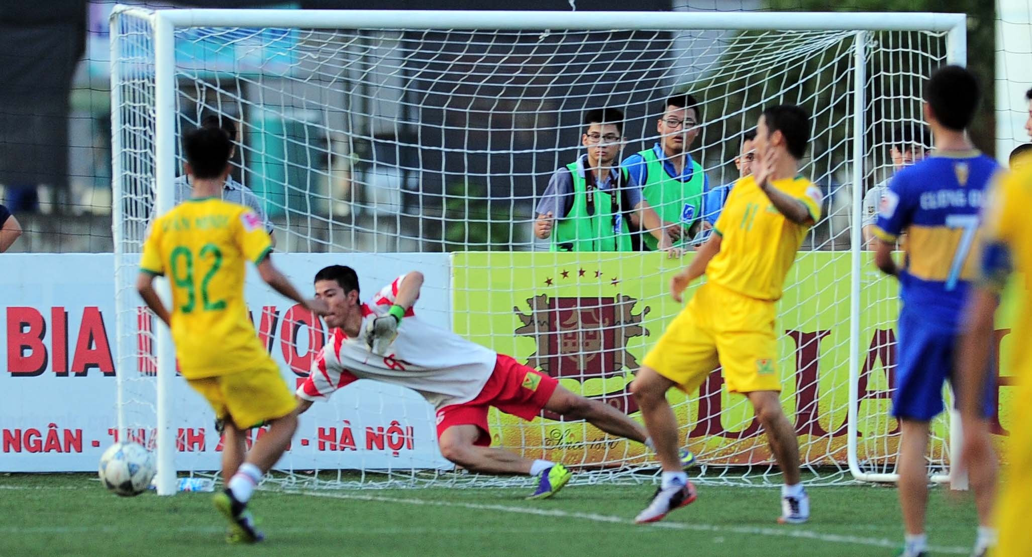 Tuy nhiên, do các đồng đội dâng quá cao nên Quốc Vượng thường xuyên phải đơn thương, độc mã đối phó với những pha phản công của đối thủ.