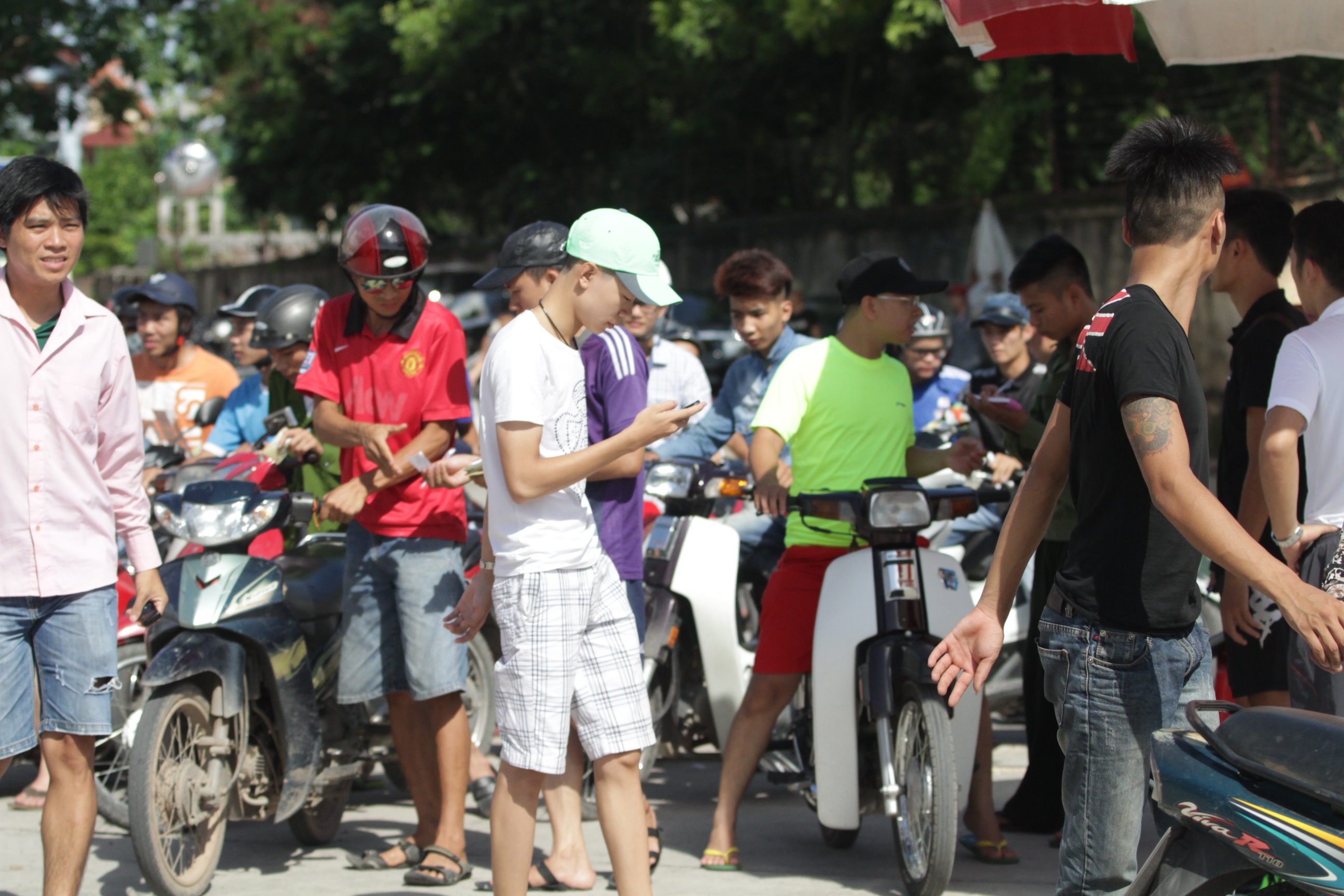 Hàng nghìn khán giả có mặt trước khi trận đấu diễn ra cả tiếng khiến bãi xe quá tải.