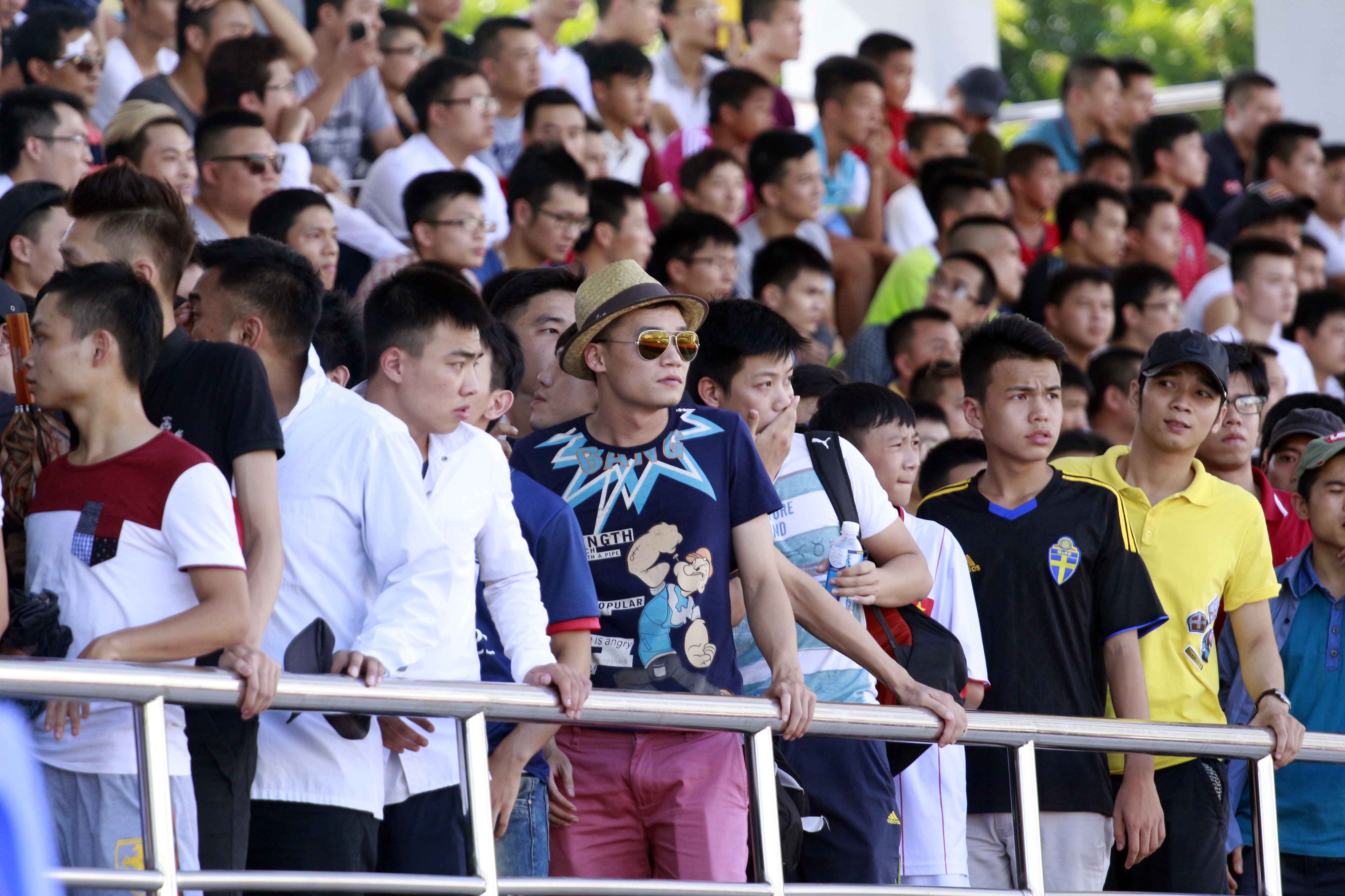 Toàn bộ phần khán đài của sân bóng Bộ Công an chật cứng, nhiều khán giả đến sau phải đứng.