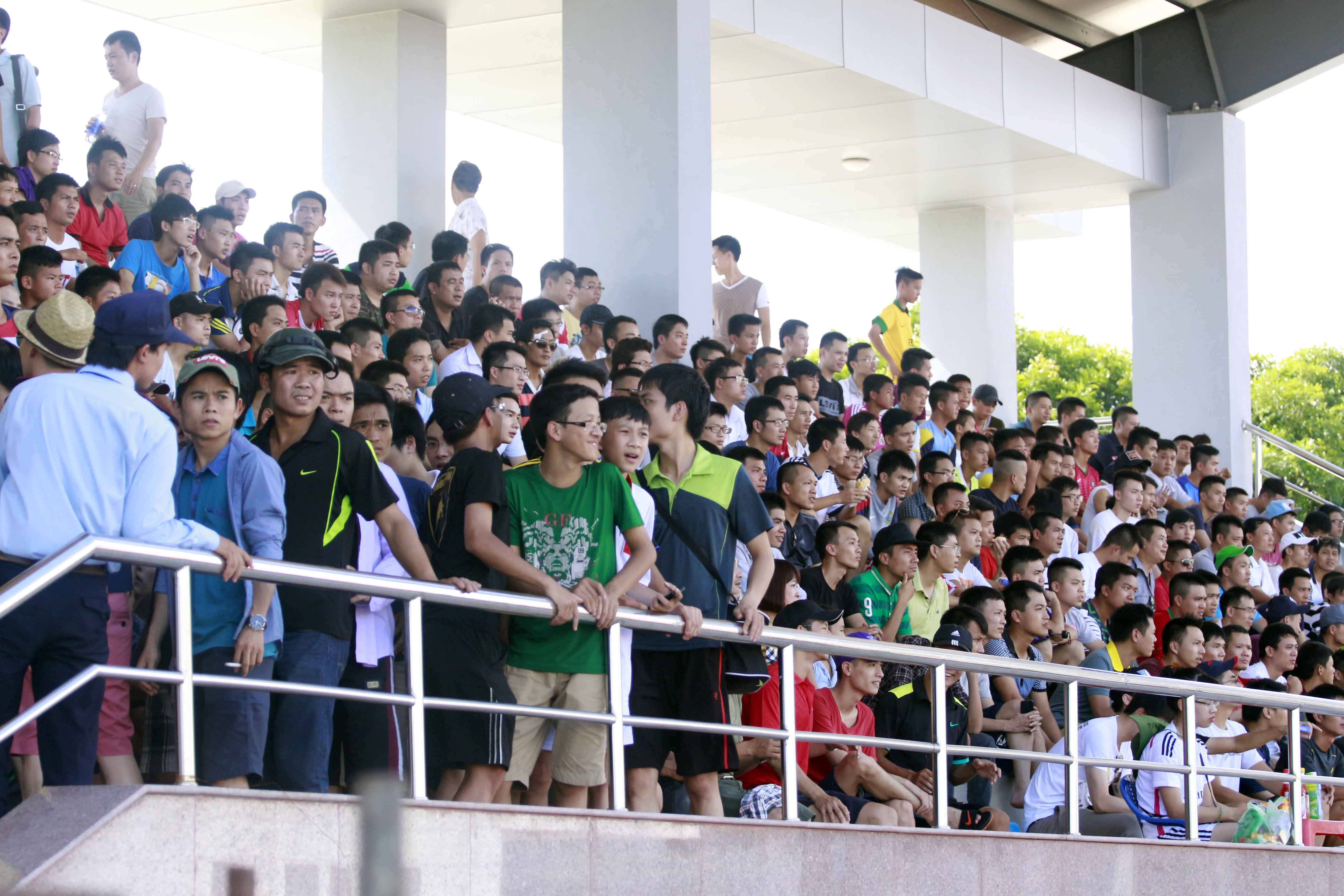 Giải phủi thu hút đến hàng nghìn khán giả, điều mà các sân bóng trống trơn ở V.League phải mơ ước.