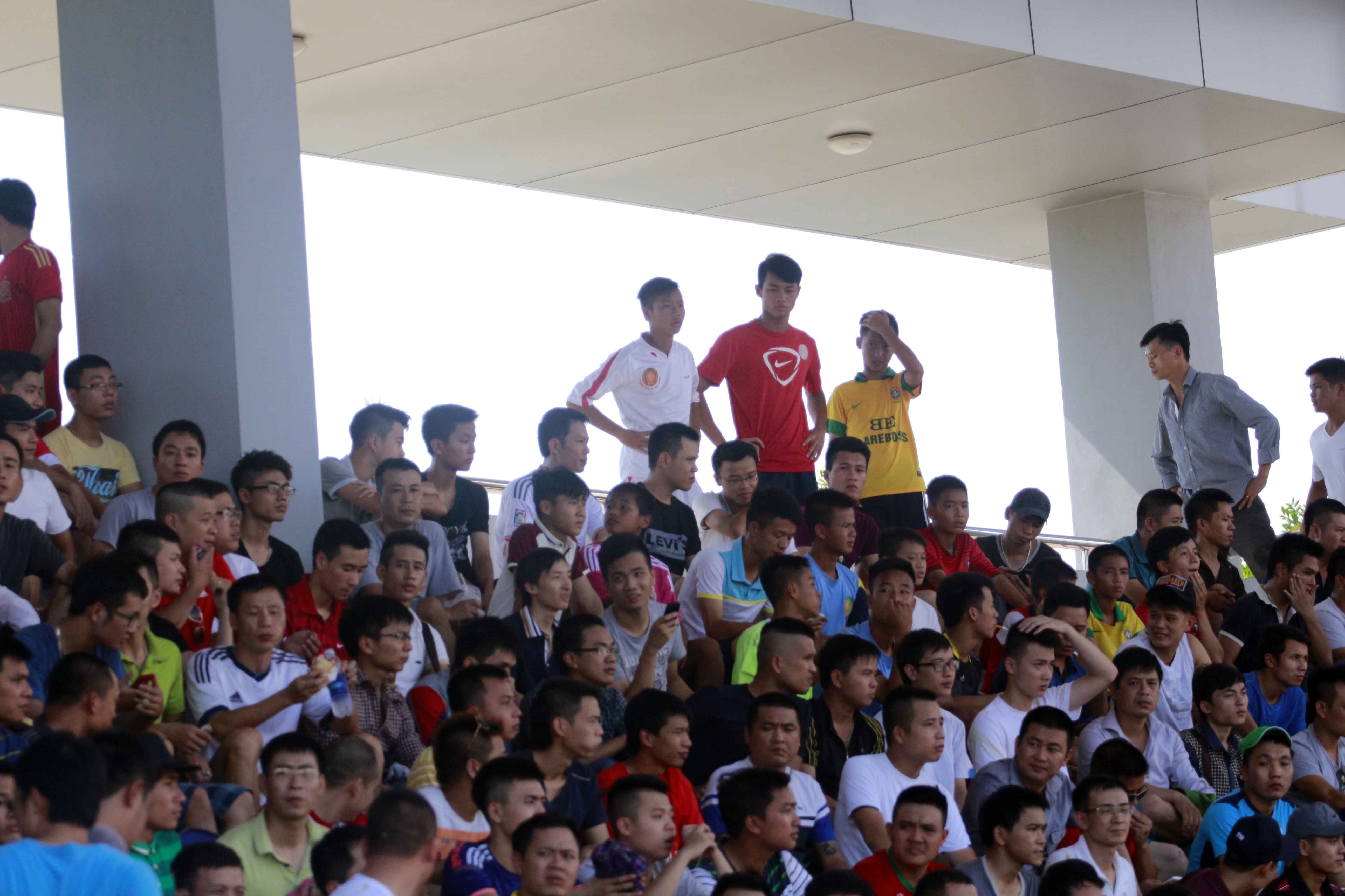 Khán giả không phàn nàn khi phải đứng hàng tiếng đồng hồ xem trận đấu.