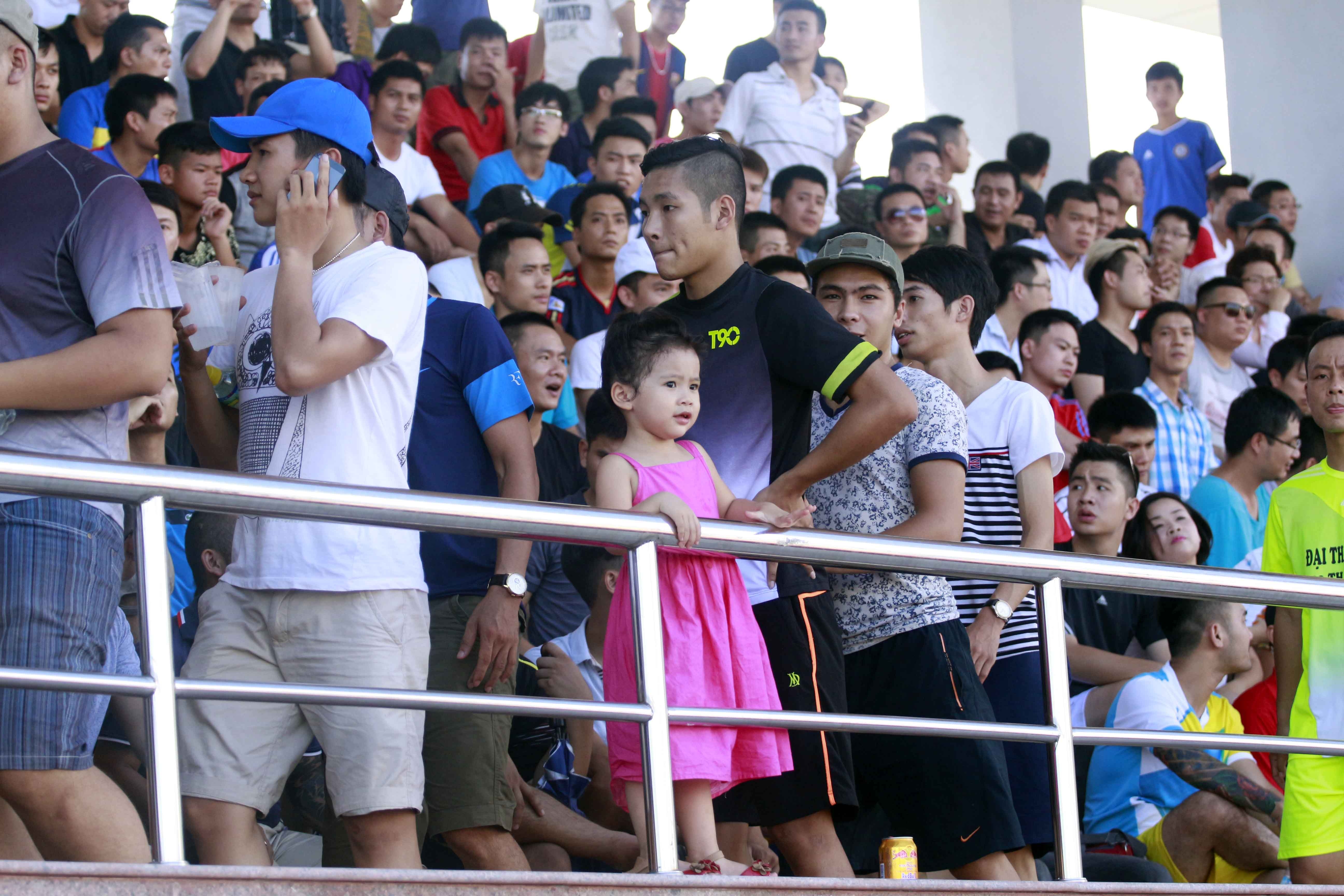 Khán đài quá tải nên ban tổ chức linh động cho nhiều khán giả ngồi xuống đường piste.