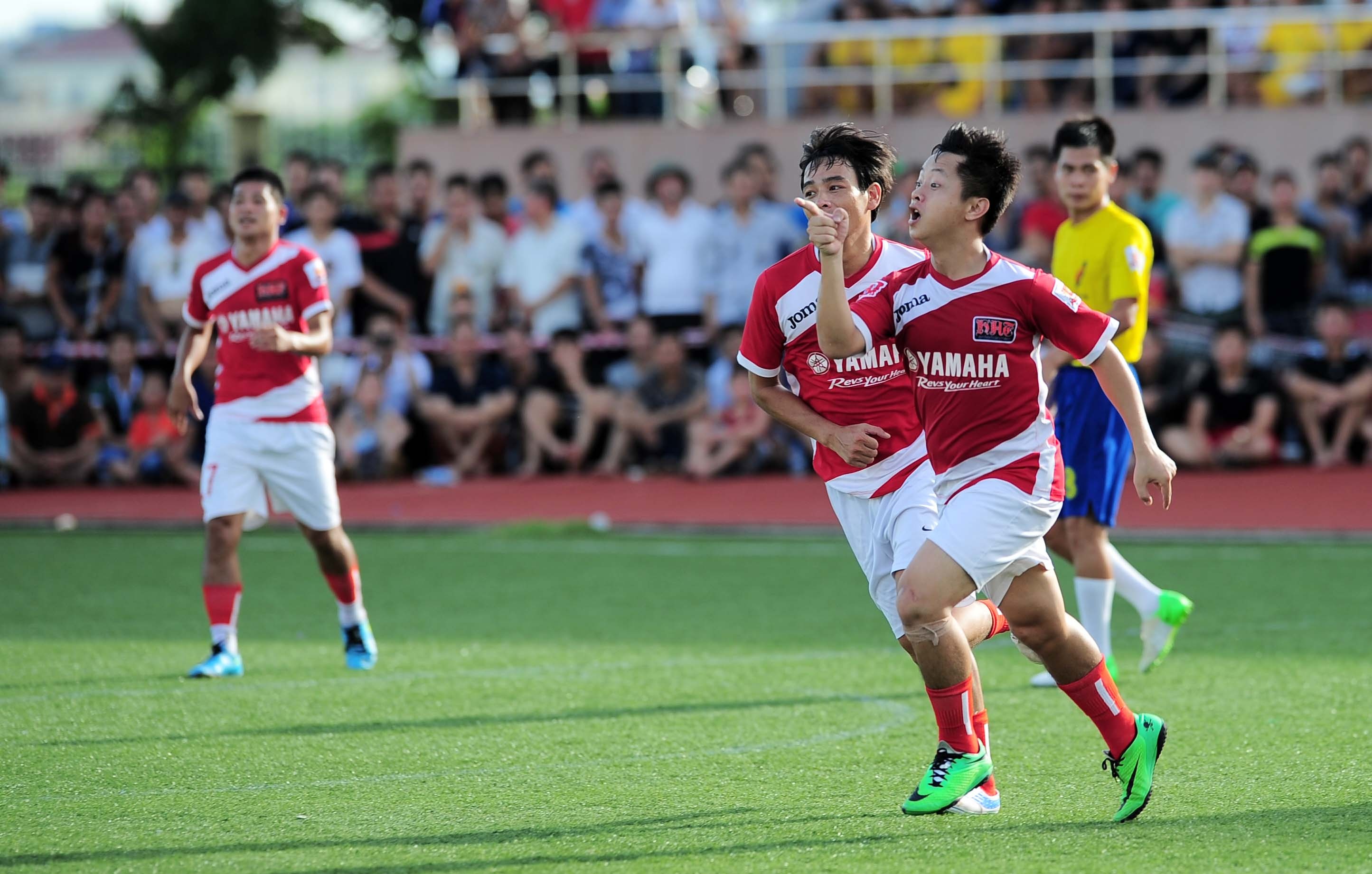 Trong khi đó, đội H.A.T của ca sĩ Tuấn Hưng lại giành chiến thắng đầu tiên với tỷ số 4-1 trước đối thủ Triều Khúc. Tuần này, Tuấn Hưng không tham dự vì bận show diễn ở phía Nam nhưng anh cũng kịp gửi tâm thư kích thích tinh thần thi đấu của toàn đội.