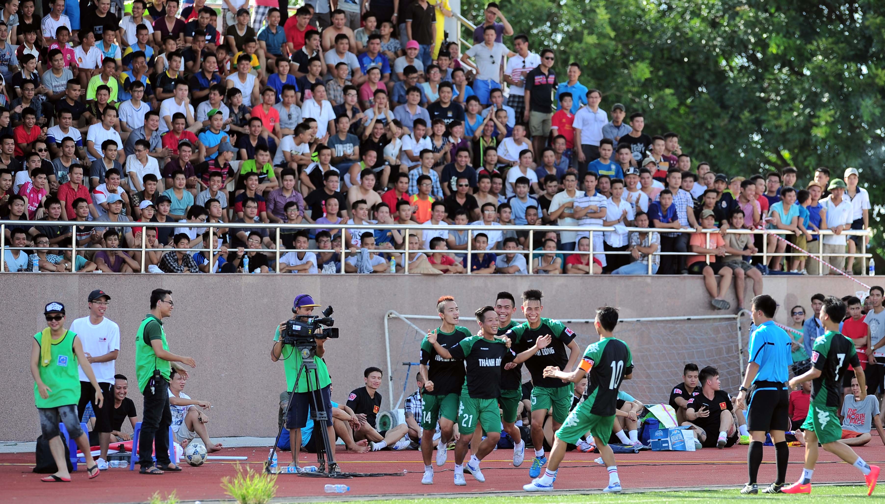 Fan thu do chen chan xem giai phui co Tuan Hung, Quoc Vuong hinh anh